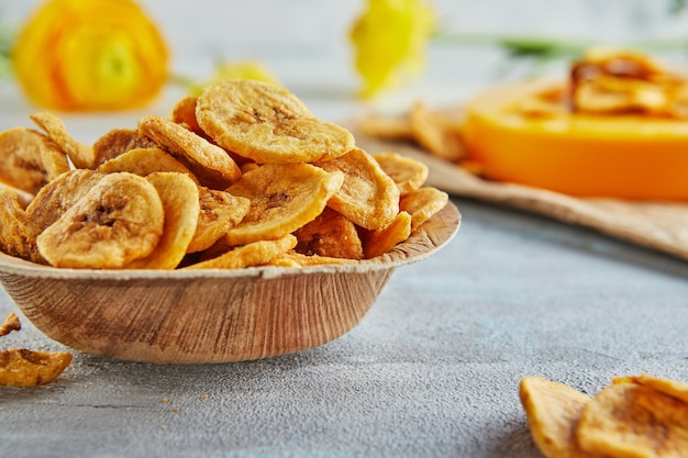 Banana chips alimentação saudável, frutas secas e chips de vegetais saudáveis, lanche vegan saudável.