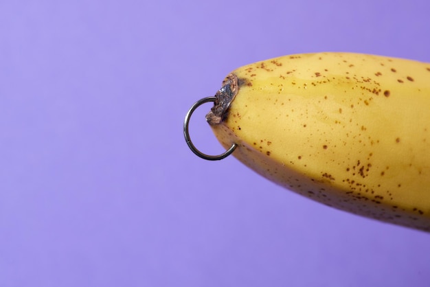 Banana com conceito de piercing mínimo de decoração de piercing