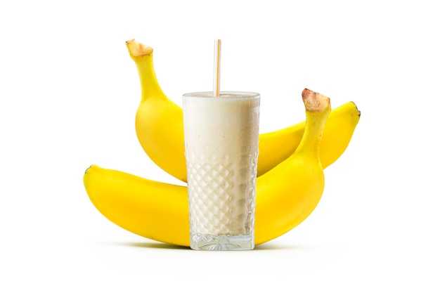 Banana com um milk-shake no fundo branco