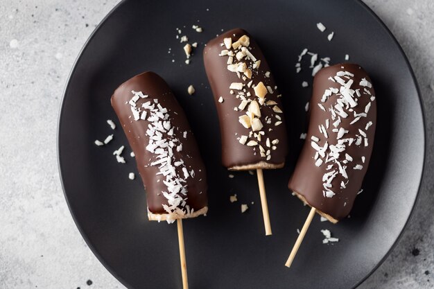 Banana congelada com cobertura de chocolate e cobertura Sobremesa vegana saudável