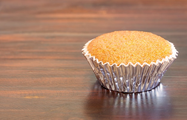 Banana cupcake en la mesa de madera