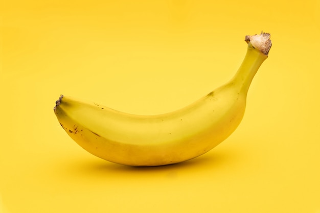 Banana das Canárias em fundo amarelo