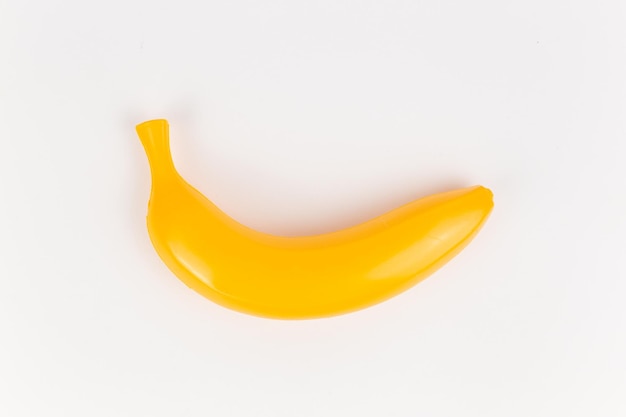 Banana de brinquedo de plástico em um fundo branco