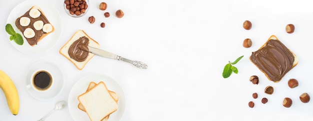 Banana de pão de creme de chocolate e xícara de café no fundo branco Copiar espaço Vista superior