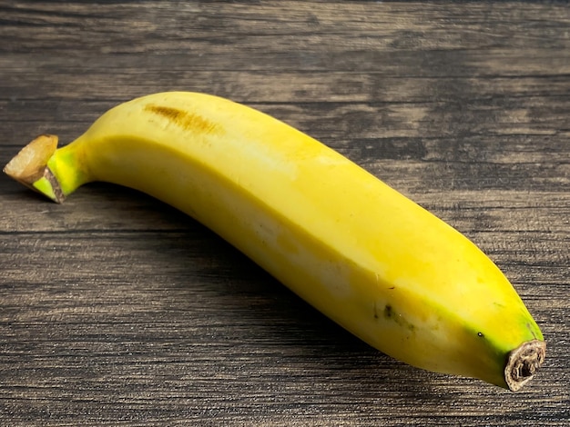 Banana dourada pronta para comer na mesa de madeira