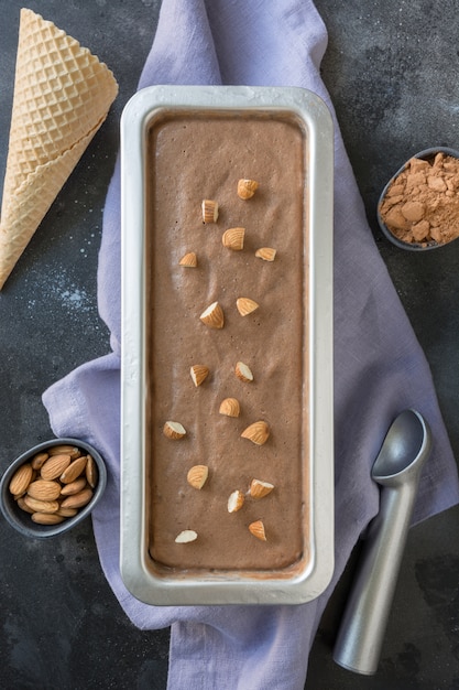 Banana e chocolate gelado caseiro no recipiente em preto