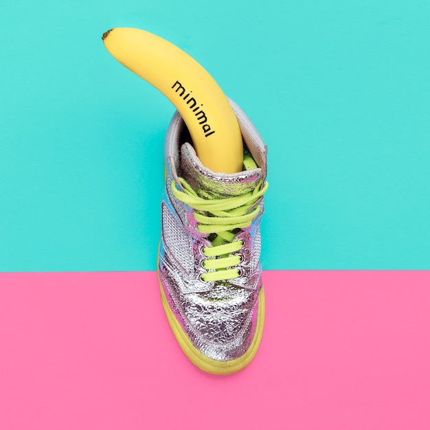 Foto banana e tênis glamorosos. moda minimalista