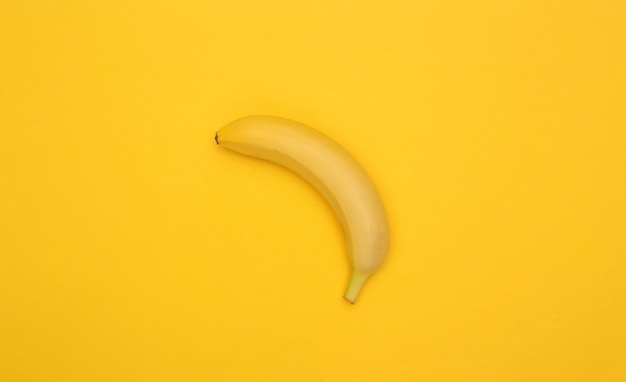 Banana em fundo amarelo.