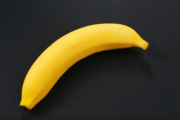 banana em fundo preto