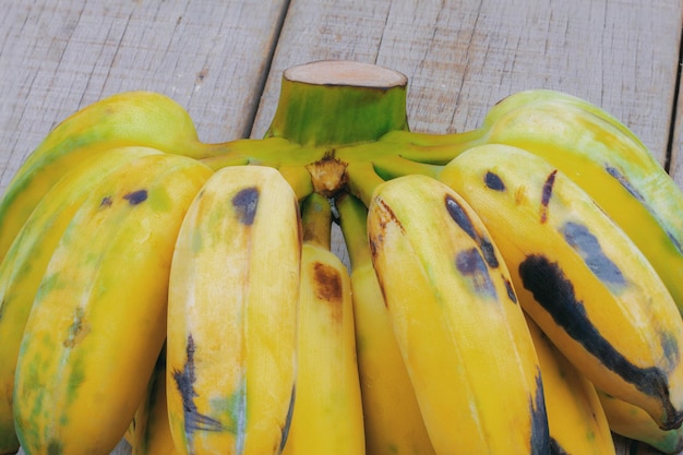 Foto banana em madeira