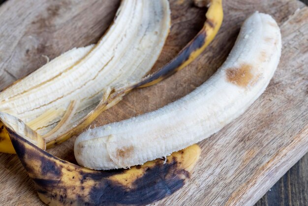 Banana enegrecida velha em uma tábua de cortar alimentos de frutas de banana perecíveis