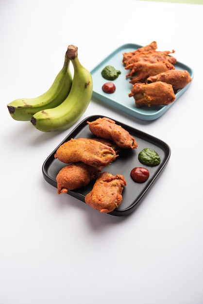 Banana Fritter ou pakora ou kela cru pakodaÃ‚Â ou bajji servido com chutney. Lanche popular de Kerala, Índia ou Indonésia. servido com chá