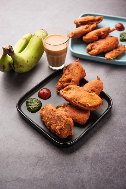 Banana Fritter ou pakora ou kela cru pakodaÃ‚Â ou bajji servido com chutney. Lanche popular de Kerala, Índia ou Indonésia. servido com chá