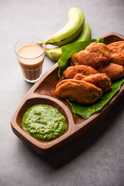 Banana Fritter ou pakora ou kela cru pakodaÃ‚Â ou bajji servido com chutney. Lanche popular de Kerala, Índia ou Indonésia. servido com chá