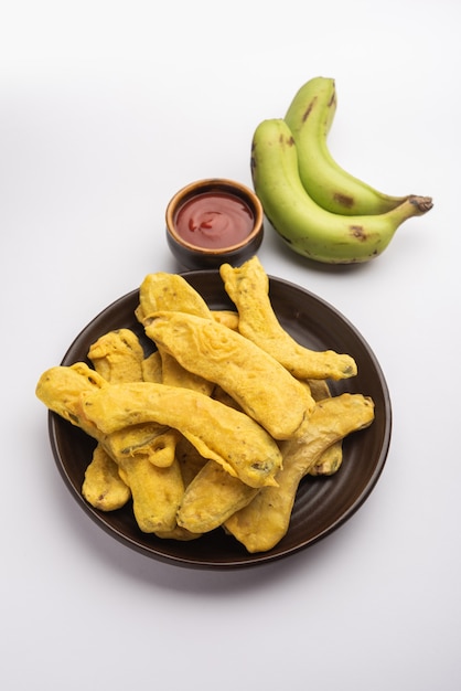 Banana Fritter ou pakora ou kela cru pakodaÃ‚Â ou bajji servido com chutney. Lanche popular de Kerala, Índia ou Indonésia. servido com chá