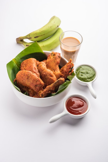 Banana Fritter ou pakora ou kela cru pakodaÃ‚Â ou bajji servido com chutney. Lanche popular de Kerala, Índia ou Indonésia. servido com chá