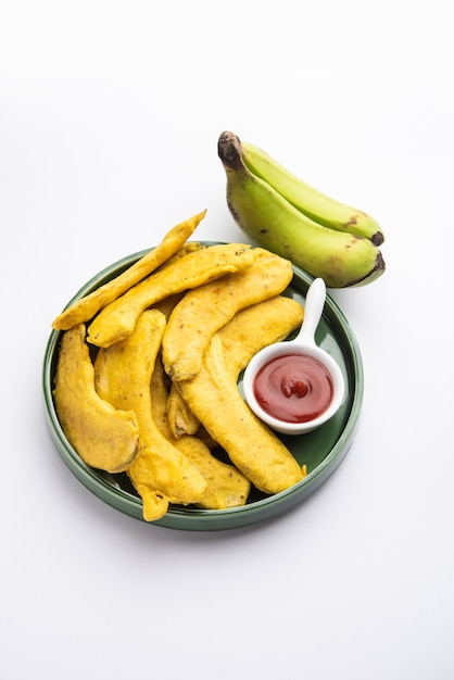 Banana Fritter ou pakora ou kela crua pakodaÃƒÂ‚Ã‚Â ou bajji servidos com chutney. Lanche popular de Kerala, Índia ou Indonésia. servido com chá