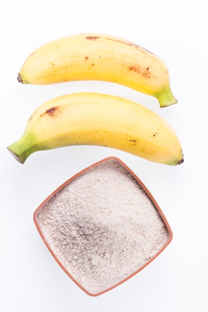 Banana fruta e farinha isoladas no fundo branco Musa paradisiaca