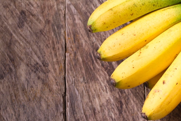 Banana fruta na mesa de madeira Musa paradisiaca