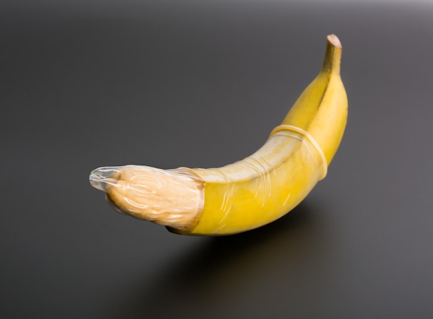 Banana grande com preservativo