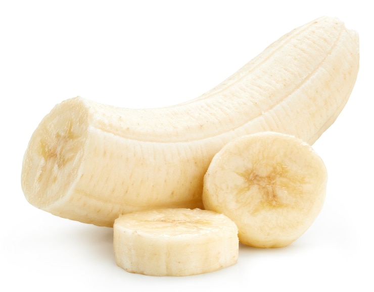 Foto banana isolada com traçado de recorte em branco. banana fatias de frutas