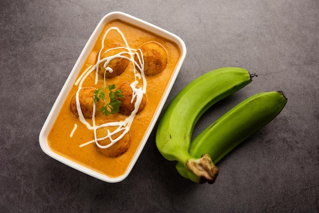 Foto banana kofta curry también conocido como kachche kele ke kofte en la india