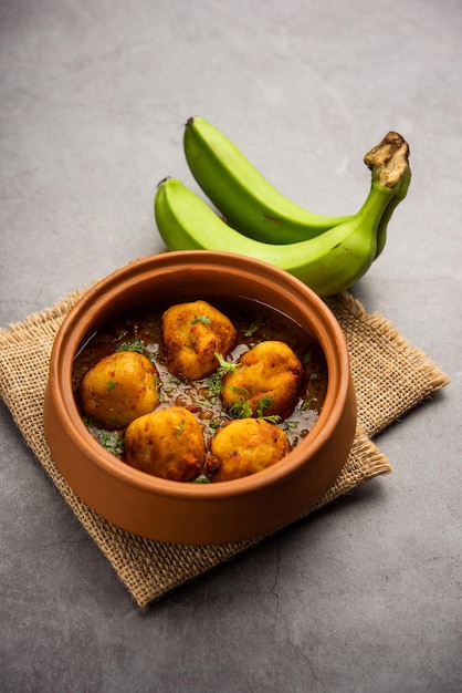 Foto banana kofta curry también conocido como kachche kele ke kofte en la india