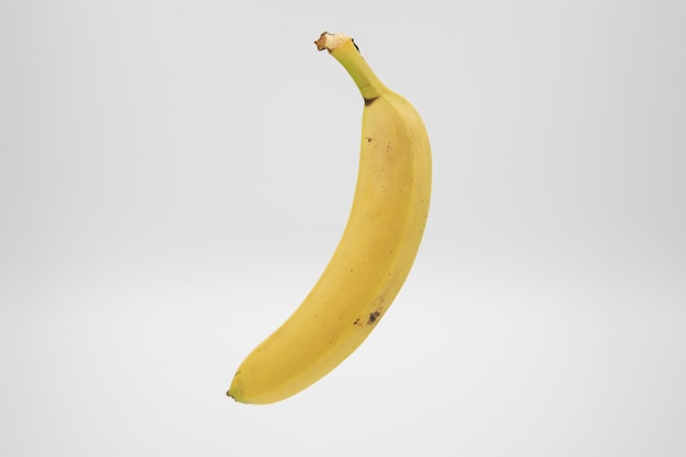 Foto banana madura amarela em um fundo branco