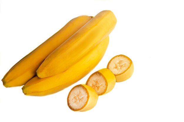 Banana madura e amarela sobre um fundo branco Isolar