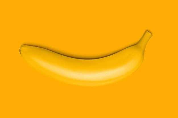 Banana madura fresca isolada em fundo amarelo