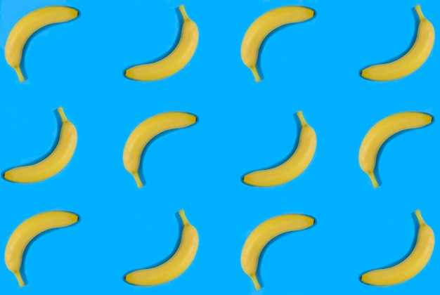 Banana no fundo azul flat lay padrão vista superior