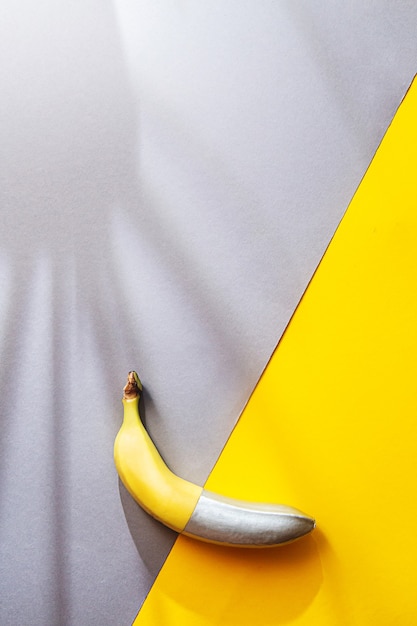 Banana pintada de cor prata em amarelo e cinza