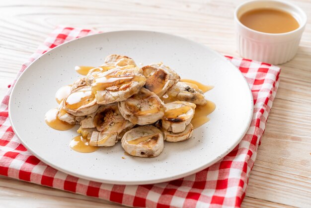 Banana en rodajas a la parrilla con salsa de caramelo