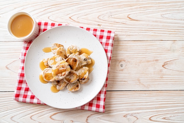 Banana en rodajas a la parrilla con salsa de caramelo