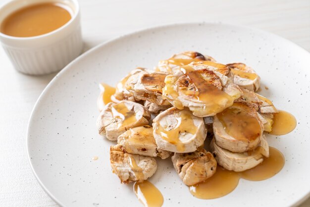 Banana en rodajas a la parrilla con salsa de caramelo