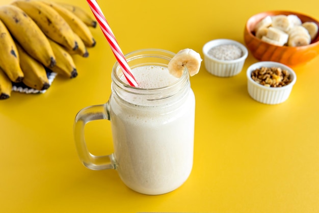 Foto banana smoothie deliciosa e saudável banana com milk shake