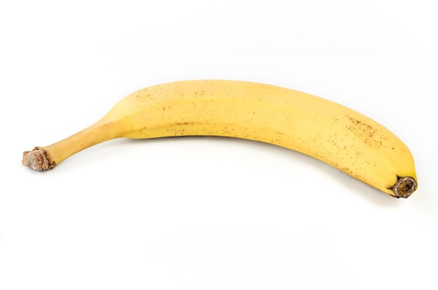 Banana única contra um fundo branco.