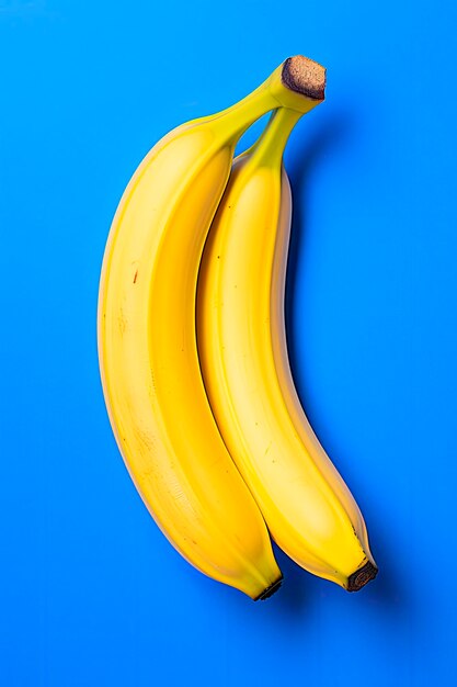 Bananas amarelas frescas em fundo azul