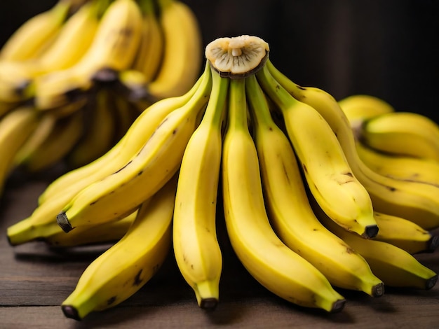 Bananas amarillas orgánicas maduras y abundantes Fresca y nutrición en una captura completa