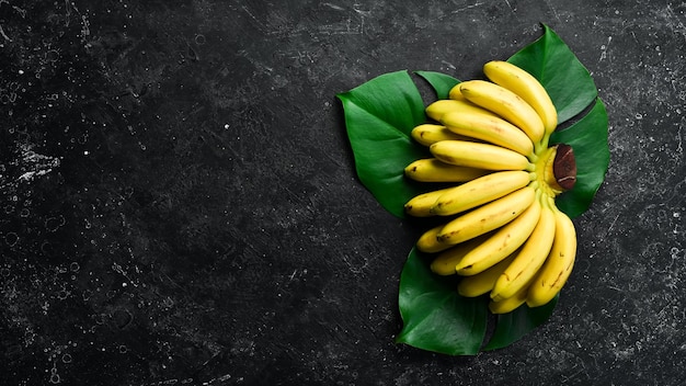 Bananas doces tropicais amarelas para bebês espaço para cópia gratuita vista superior