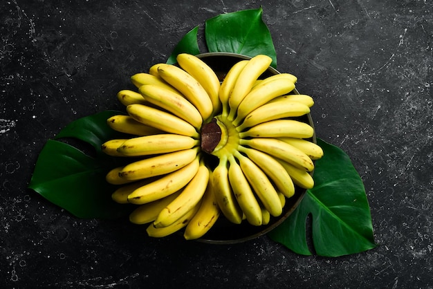 Bananas doces tropicais amarelas para bebês Espaço para cópia gratuita Vista superior