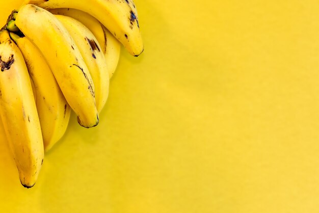 Bananas em fundo amarelo. vista do topo.