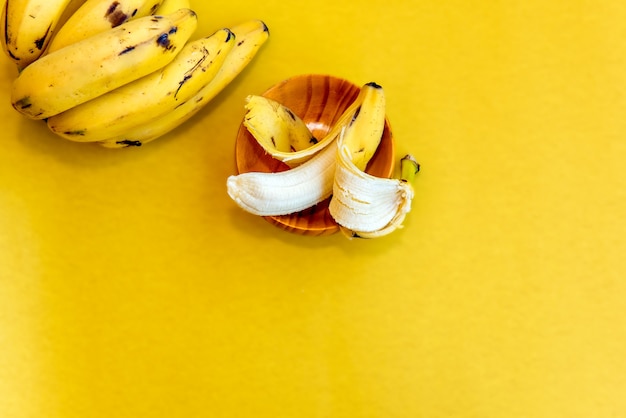 Bananas em fundo amarelo. Vista do topo.