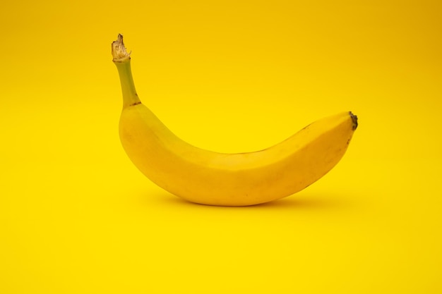 Bananas em monocromático de fundo amarelo