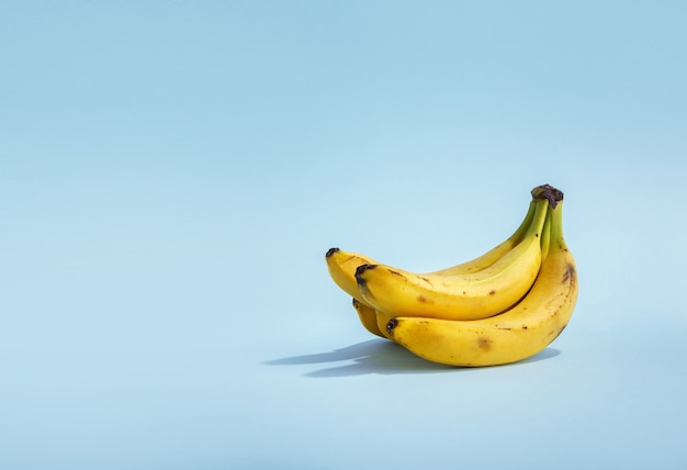 Foto bananas em um fundo azul