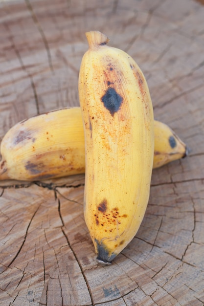 Bananas em uma mesa de madeira.