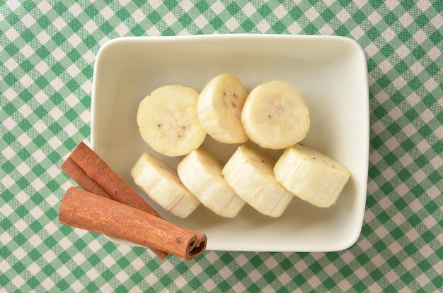 bananas fatiadas com canela em vista de cima