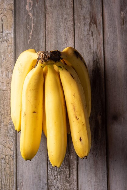 Bananas fotografadas sobre a vista superior de madeira rústica