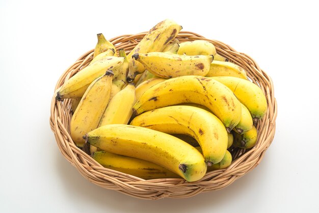 bananas frescas amarelas na cesta isolada