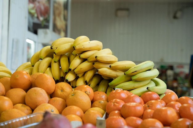 Foto bananas frescas em caixas de plástico no grande mercado